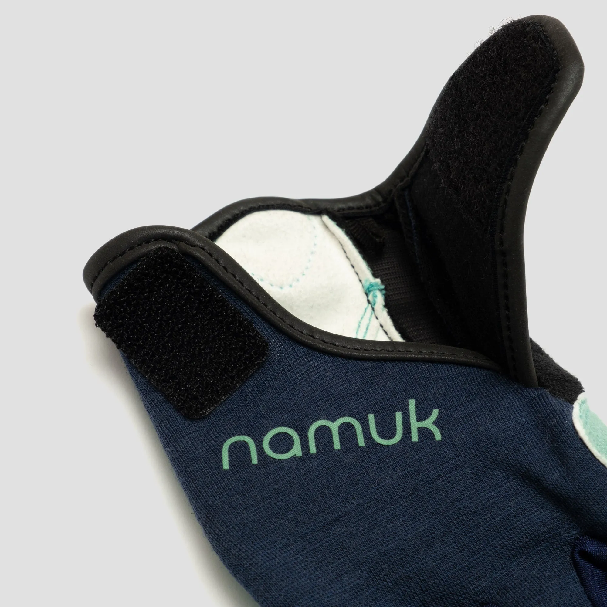 Optimize the product title to make it more appealing, concise, and descriptive: 

Underground Kolo Merino Cycling Gloves